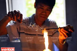 Les artisans verriers de la commune de Thong Nhat
