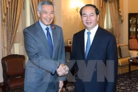 Entrevue entre le président vietnamien et le Premier ministre singapourien