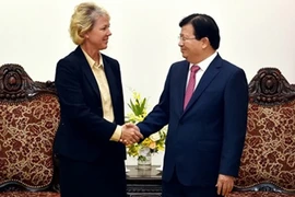 Le vice-Premier ministre Trinh Dinh Dung reçoit une représentante du groupe Siemens 