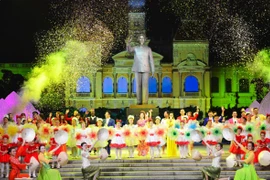 Soirée artistique célébrant la ville portant le nom du Président Hô Chi Minh