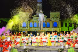 Soirée artistique célébrant la ville portant le nom du Président Hô Chi Minh