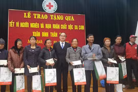 Des cadeaux du Têt à des familles nécessiteuses