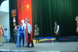 Des étudiants vietnamiens présentent le spectacle Amphitrychou