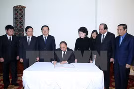 Des dirigeants vietnamiens rendent hommage à l'ancien président de l'AN laotienne Saman Vinhaket