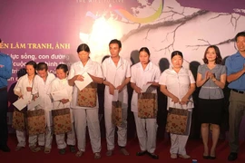 Les jeunes se donnent la main pour adoucir la douleur de l’agent orange
