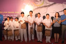 Les jeunes se donnent la main pour adoucir la douleur de l’agent orange
