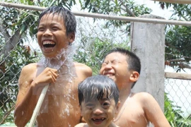LDSC soutient la construction d'un réseau d'eau courante à Hoa Binh