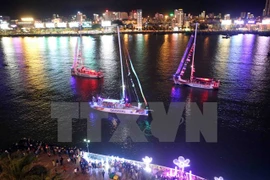 Clipper race 2015-2016 : défilé de voiliers sur le fleuve Hàn