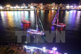 Clipper race 2015-2016 : défilé de voiliers sur le fleuve Hàn