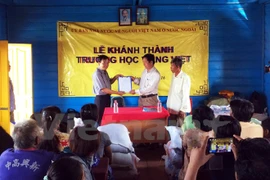 Inauguration d’une école flottante pour les enfants de Viet kieu au Cambodge
