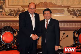 Un dirigeant de Ho Chi Minh-Ville reçoit le PDG du groupe AIA