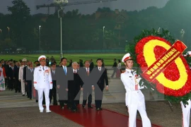 Les délégués au 12e Congrès national du PCV rendent hommage au Président Ho Chi Minh