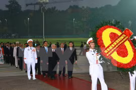 Les délégués au 12e Congrès national du PCV rendent hommage au Président Ho Chi Minh
