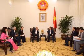 Le PDG du groupe AIA reçu par le vice-Premier ministre Vuong Dinh Hue