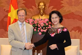 Nguyên Thi Kim Ngân reçoit des ambassadeurs européens 