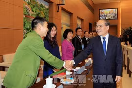 Le Président de l’AN Nguyên Sinh Hùng rencontre de jeunes médecins