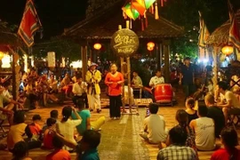 Dà Nang introduit le "bài choi" auprès des touristes et de la population locale