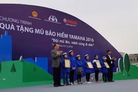 Yamaha Motor Vietnam remet 11.000 casques aux élèves de Thanh Hoa