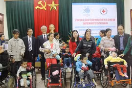 Fauteuils roulants japonais pour des enfants handicapés à Thanh Hoa