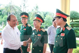 Le PM Nguyên Xuân Phuc travaille avec des responsables du commandement de la 4e zone militaire