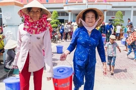 Des aides matérielles remises aux femmes démunies au Nam Bô occidental