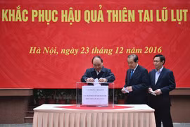 Les dirigeants du gouvernement aux côtés des sinistrés des crues au Centre