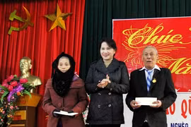 Des dirigeants remettent des cadeaux du Têt à des familles méritoires et personnes démunies