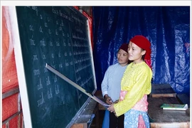 Enseigner le vietnamien à des femmes de l’ethnie H’Mông