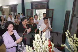 La présidente de l’AN rend hommage au Président Ho Chi Minh