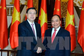 Le Premier ministre Nguyên Xuân Phuc reçoit le président de l’APN de Chine