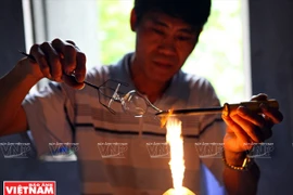 Les artisans verriers de la commune de Thong Nhat