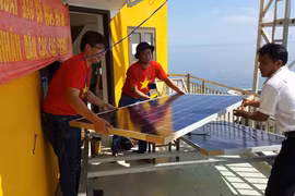 Des Vietnamiens en R. de Corée apportent des générateurs solaires à Truong Sa