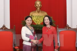 Des femmes laotiennes reçues par un responsable vietnamien 