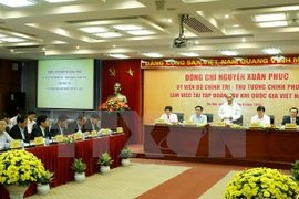 Le Premier ministre Nguyen Xuan Phuc travaille avec PetroVietnam