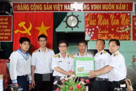 Des cadeaux pour les familles des soldats en poste à Truong Sa