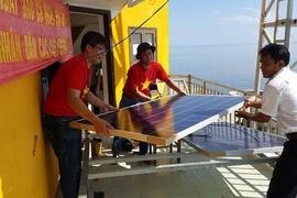 Des Vietnamiens en R. de Corée apportent des générateurs solaires à Truong Sa