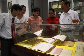 Exposition de livres sur la culture et l'histoire de Hue