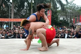 À Hai Phong, combat entre lutteurs et lutteuses