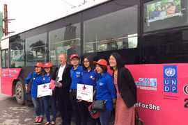 Un bus parcourt Hanoi pour la promotion de l'égalité des sexes auprès des jeunes