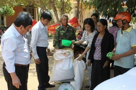 Distribution de riz pour les ethnies minoritaires à Dak Lak