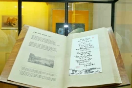 Un livre de poésie géant du Vietnam établit le record de Worldkings