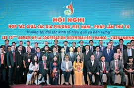Symposium sur la coopération économique et touristique Vietnam-France