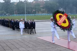 Les dirigeants rendent hommage au Président Ho Chi Minh