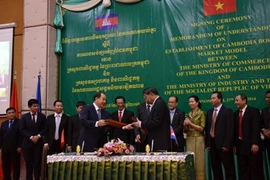 Vietnam et Cambodge signent un mémorandum sur la construction d’un marché frontalier modèle 