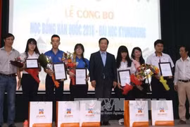 La R. de Corée remet des bourses aux élèves de Thua-Thiên Huê