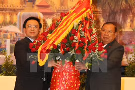 Des dirigeants laotiens reçoivent l'envoyé spécial du chef du Parti communiste du Vietnam