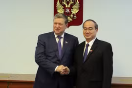 Le chef du FPV Nguyen Thien Nhan en visite en Russie