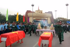 Centre : inhumation des restes de soldats tombés au Laos et au Cambodge