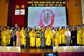 Les hommes d'affaires vietnamiens œuvrent toujours au développement national
