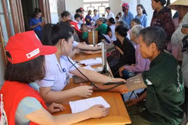 Consultations médicales gratuites en faveur des personnes démunies à Ha Tinh